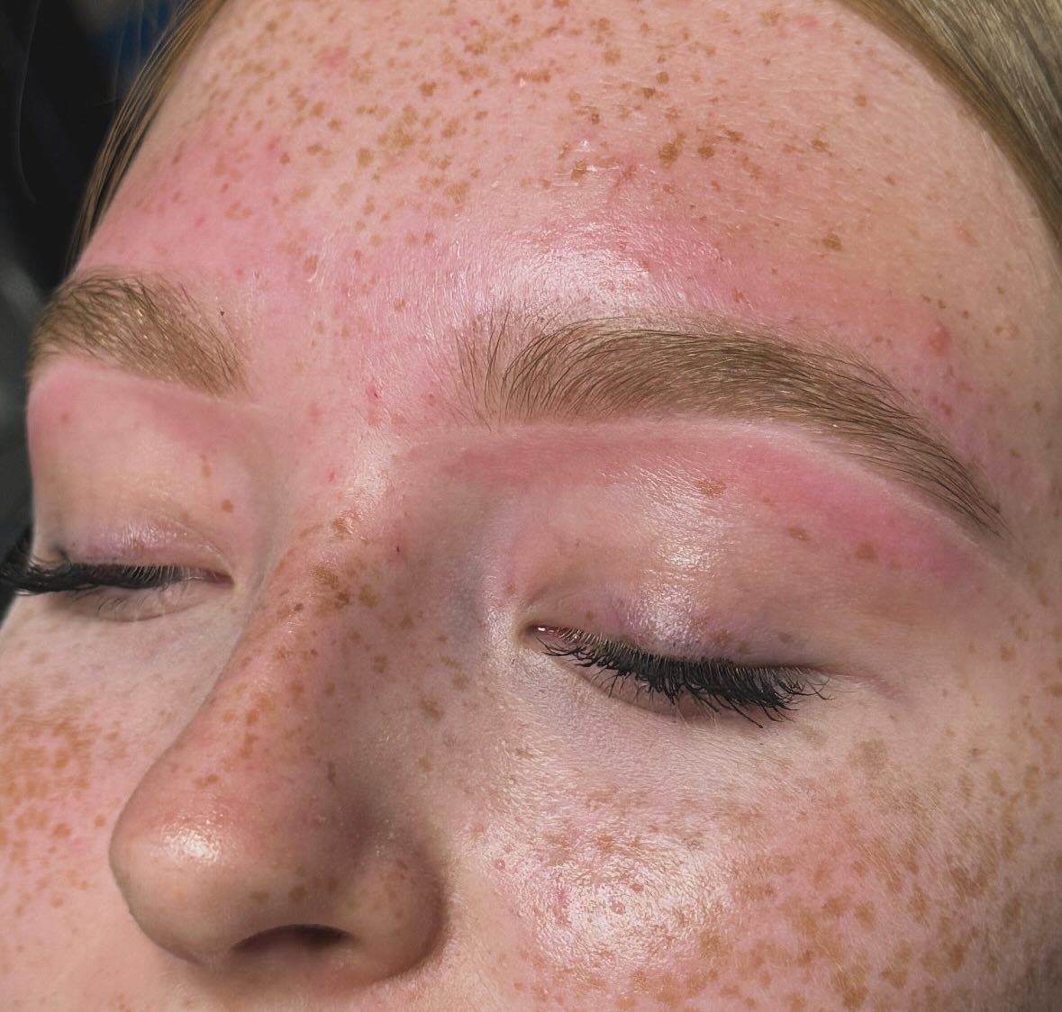 Obsessed with this brow colour, the shape and the natural freckles! I do love a simple tint and wax, you don&rsquo;t need a lot for a big impact ✨🤍