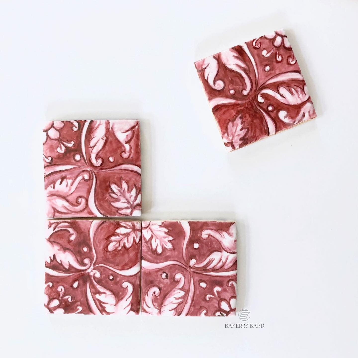 Fall is here, especially in the cookie world! I thought I'd warm things up a bit with this burgundy design taken from some traditional Maiolica tiles made by Sicilian artisan @studiolenid that I discovered on the @artemest website. I must say, coordi