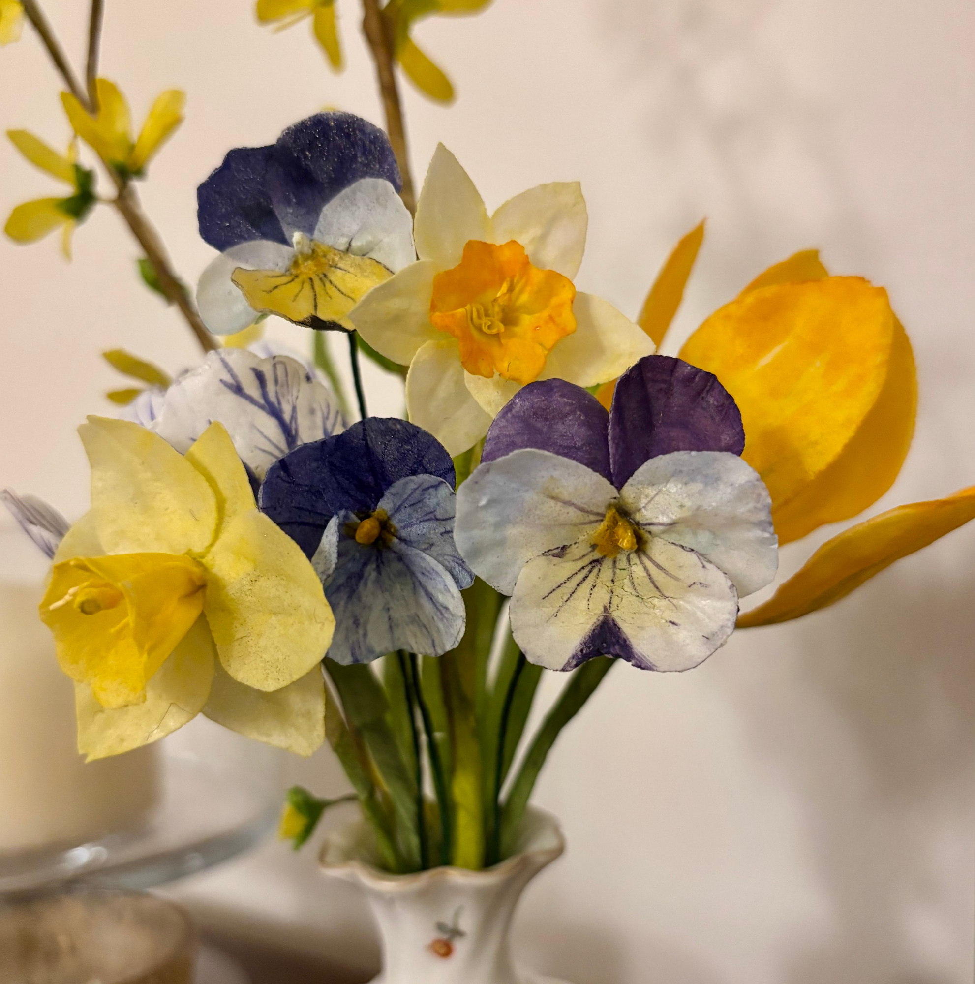 Extreme+closeup+of+a+bunch+of+wafer+paper+flowers+including+crocus%2C+daffodil%2C+and+pansies.png