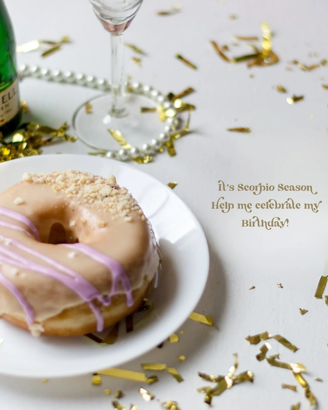 ✨ November Giveaway Alert ✨
Help celebrate my birthday this month by entering our fun giveaway!

Every spray tan booked in November is automatically entered to win a FREE PORTRAIT SESSION with Jessica Waugh Photography!

Yup, you read that right. 
Yo