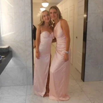 Event season! Proms, holiday parties, gatherings of all sorts 🥂
Why not grab your bestie and come for a spray tan? Our group tans offer a reserved time for you to tan together aannnnd save a little 💰

Book now at livbellatanning.com