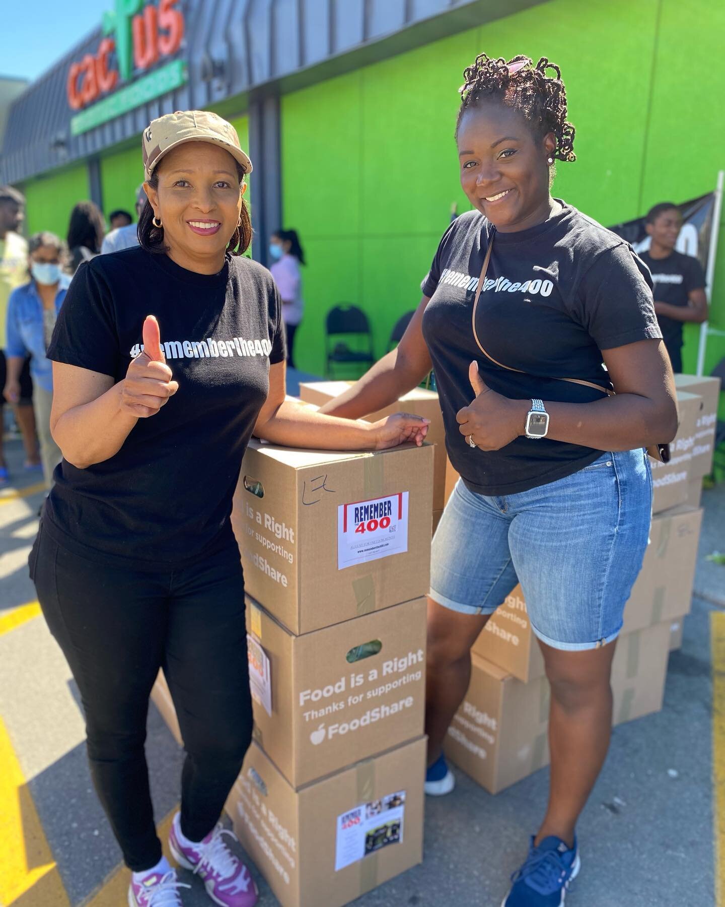 On Saturday, August 13, @rememberthe400 and the Jane/Finch Centre distributed 400 boxes of fresh produce to residents in Jane-Finch, with support from @foodshareto. 

Swipe ➡️ to see photos from the day!