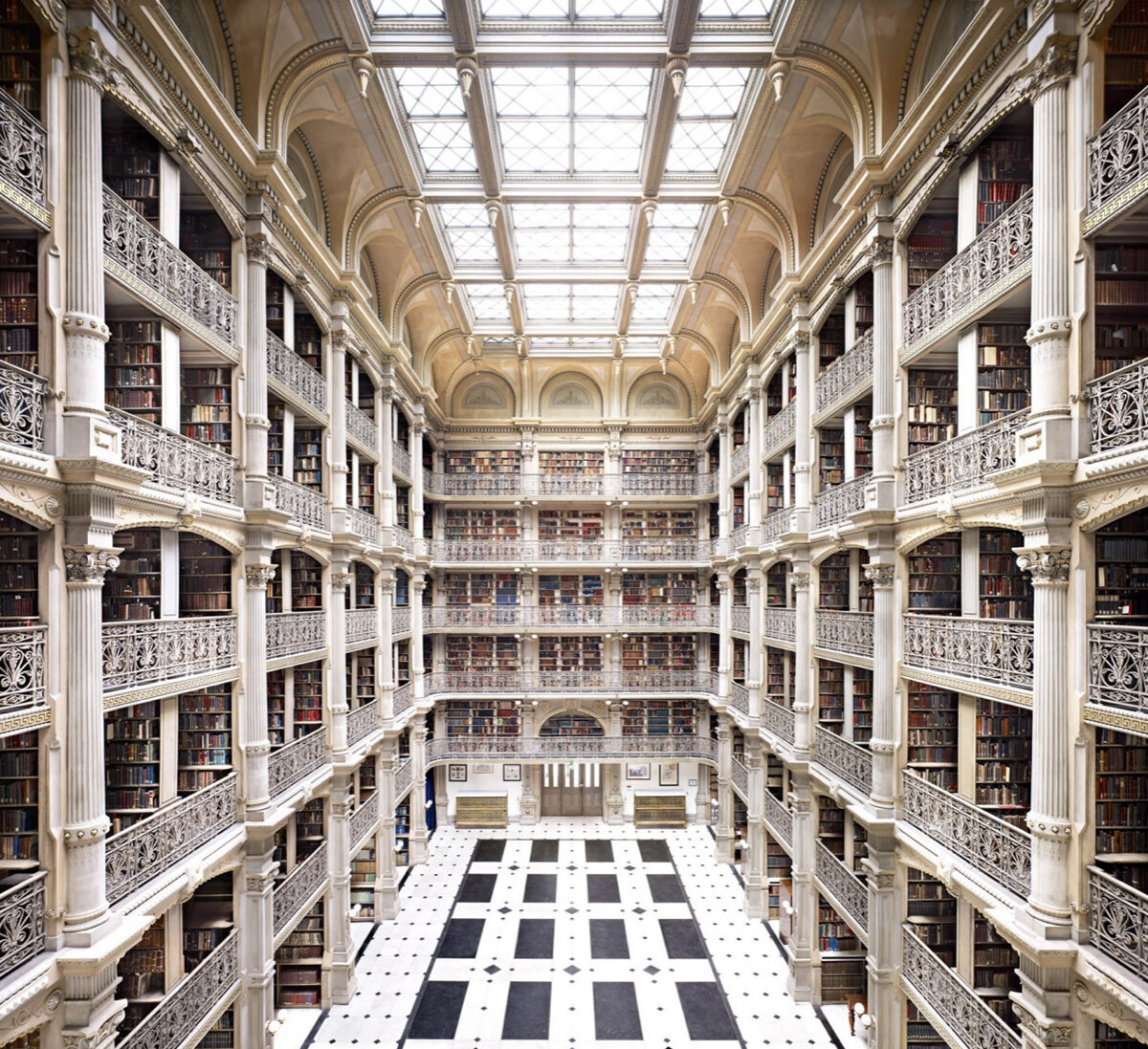 © Candida Hofer, George Peabody Library Baltimore, 2010