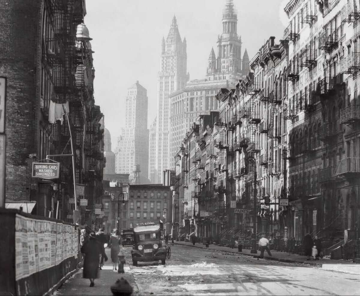 © Berenice Abbott, Henry Street Manhattan, 1935