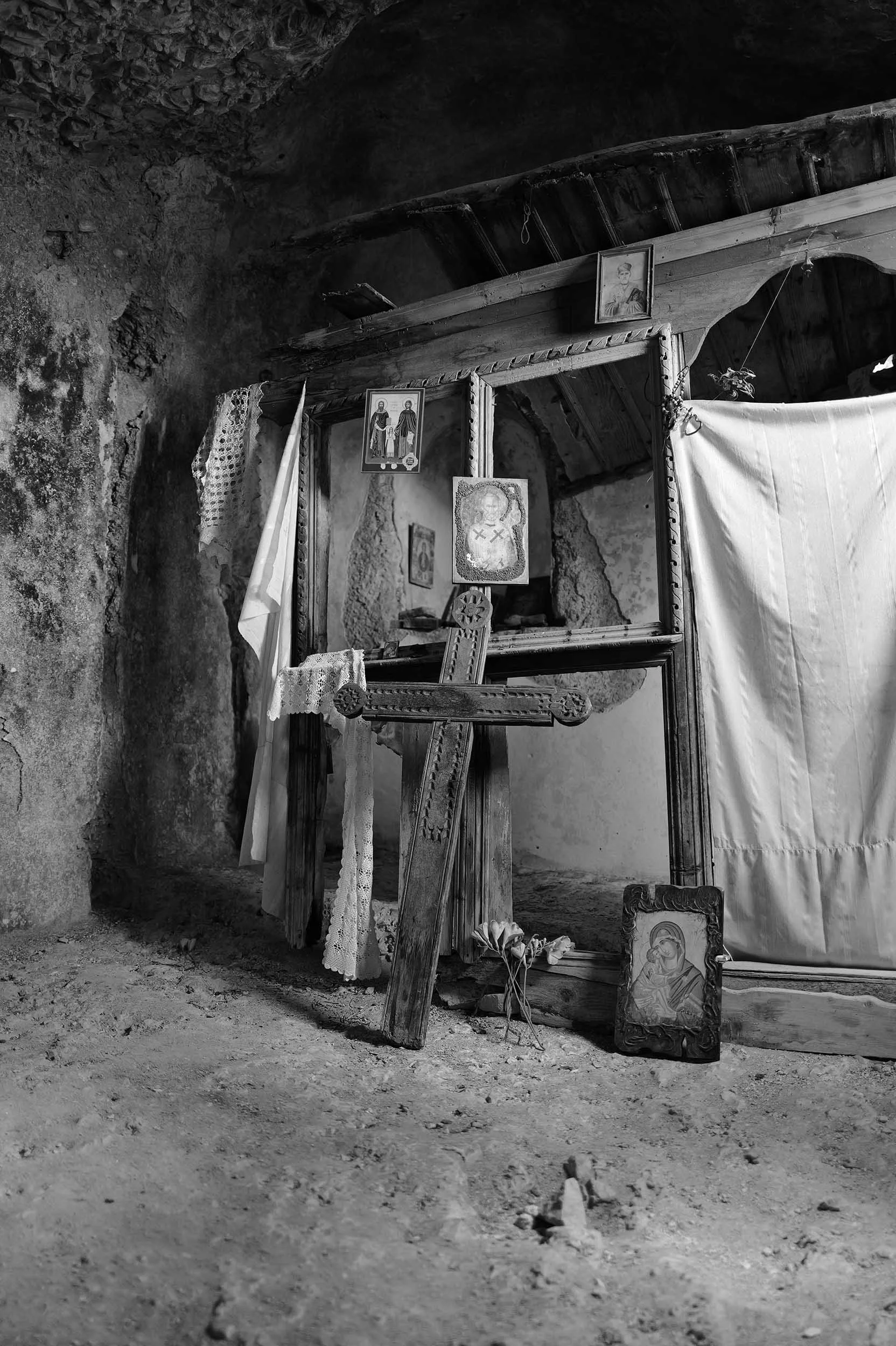 Photography of Wandrille Potez. Saraqinisht, l’ermitage de Spilea Saraqinisht, The cave hermitage of Spilea Saraqinisht, Shpella e Manastirit i Spilesë  Lunxheri Albania, August 2023