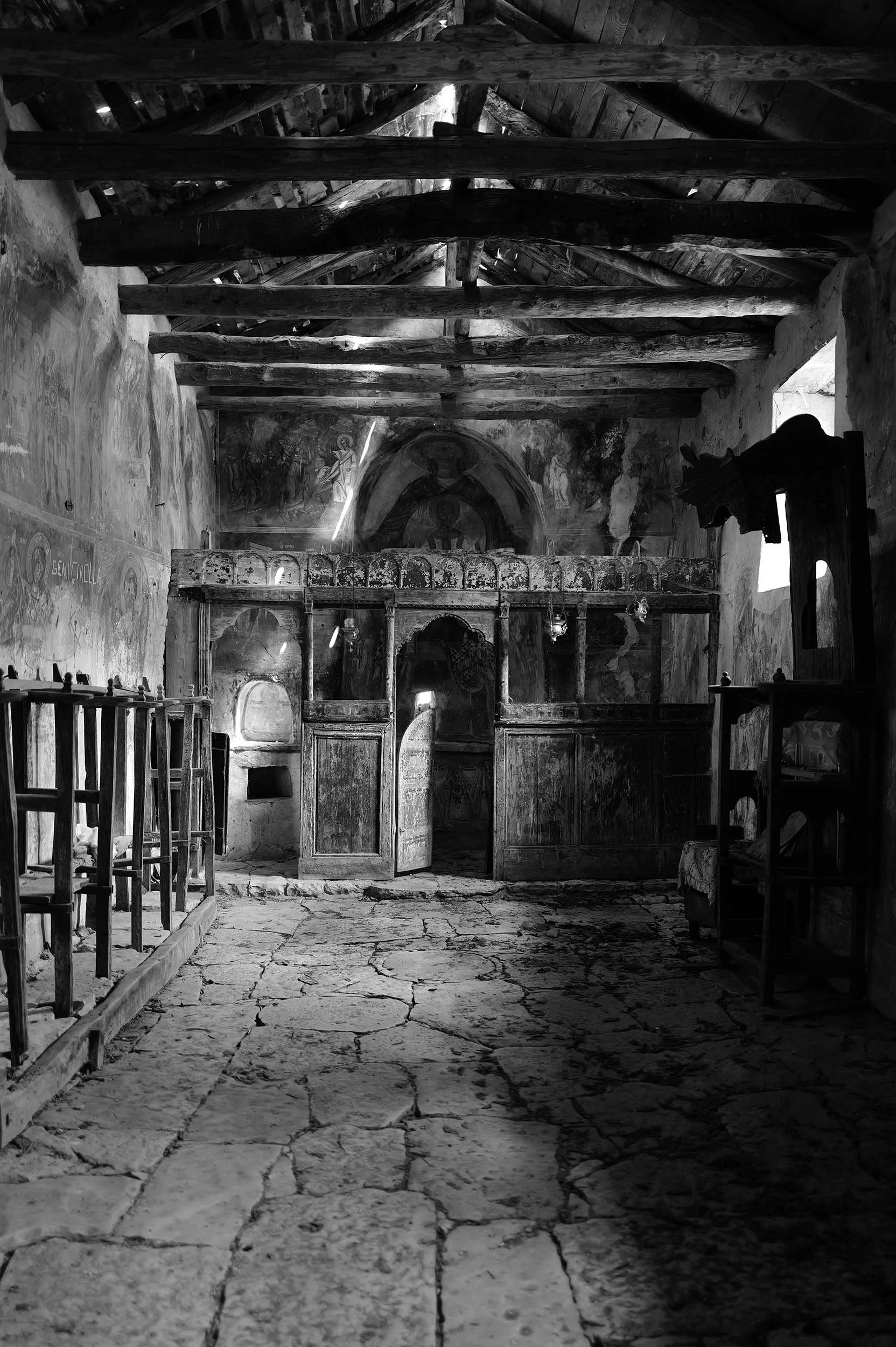 Photography of Wandrille Potez.. Dhuvjan, la nef de l’église Saint-Nicolas Dhuvjan, The nave of Saint Nicholas Church Dhuvjan, Kisha e Shën Kollit  Dropull, Albania, August 2023