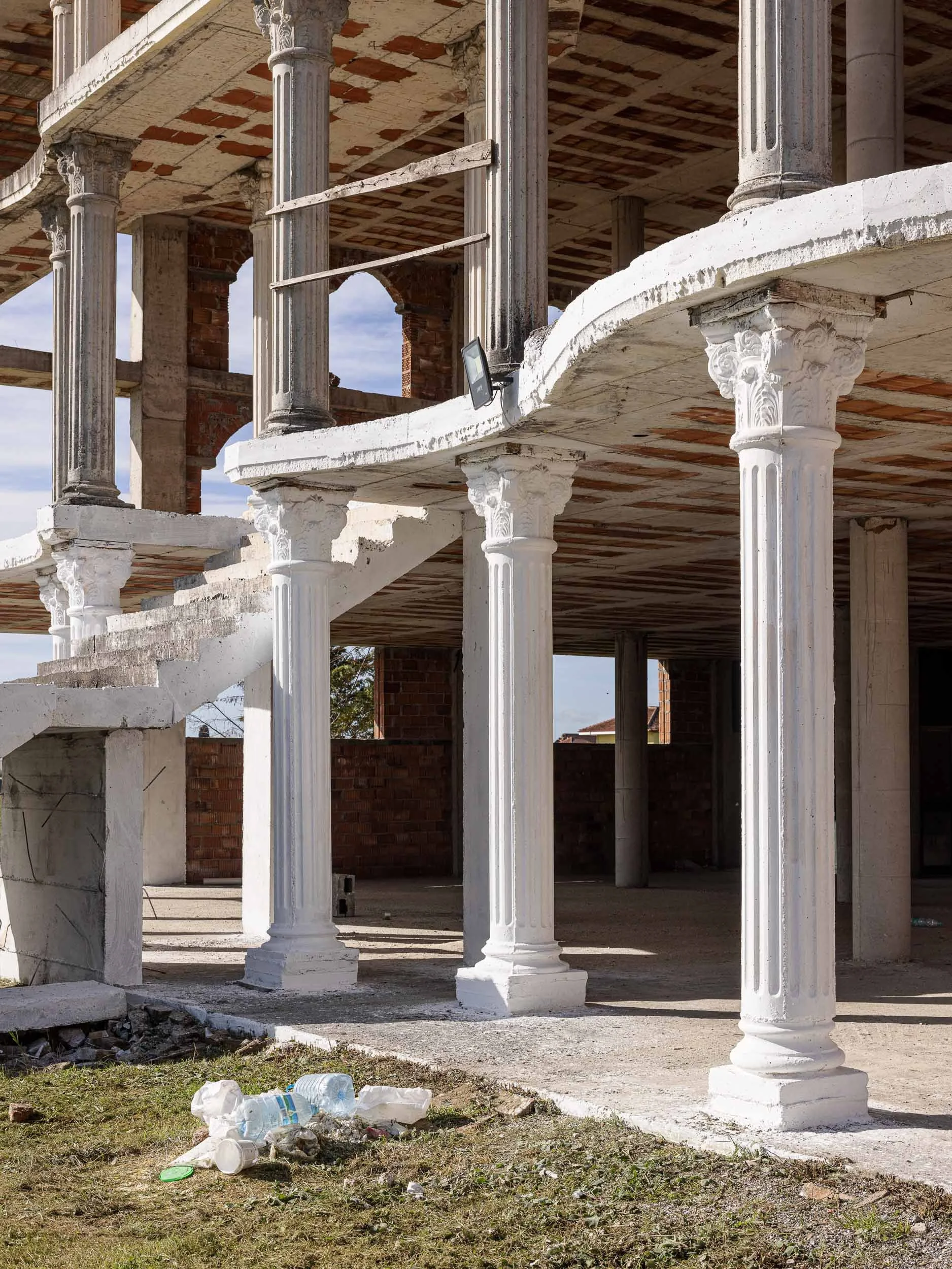 Thomas Krempke, White Colomns, Golem 2024