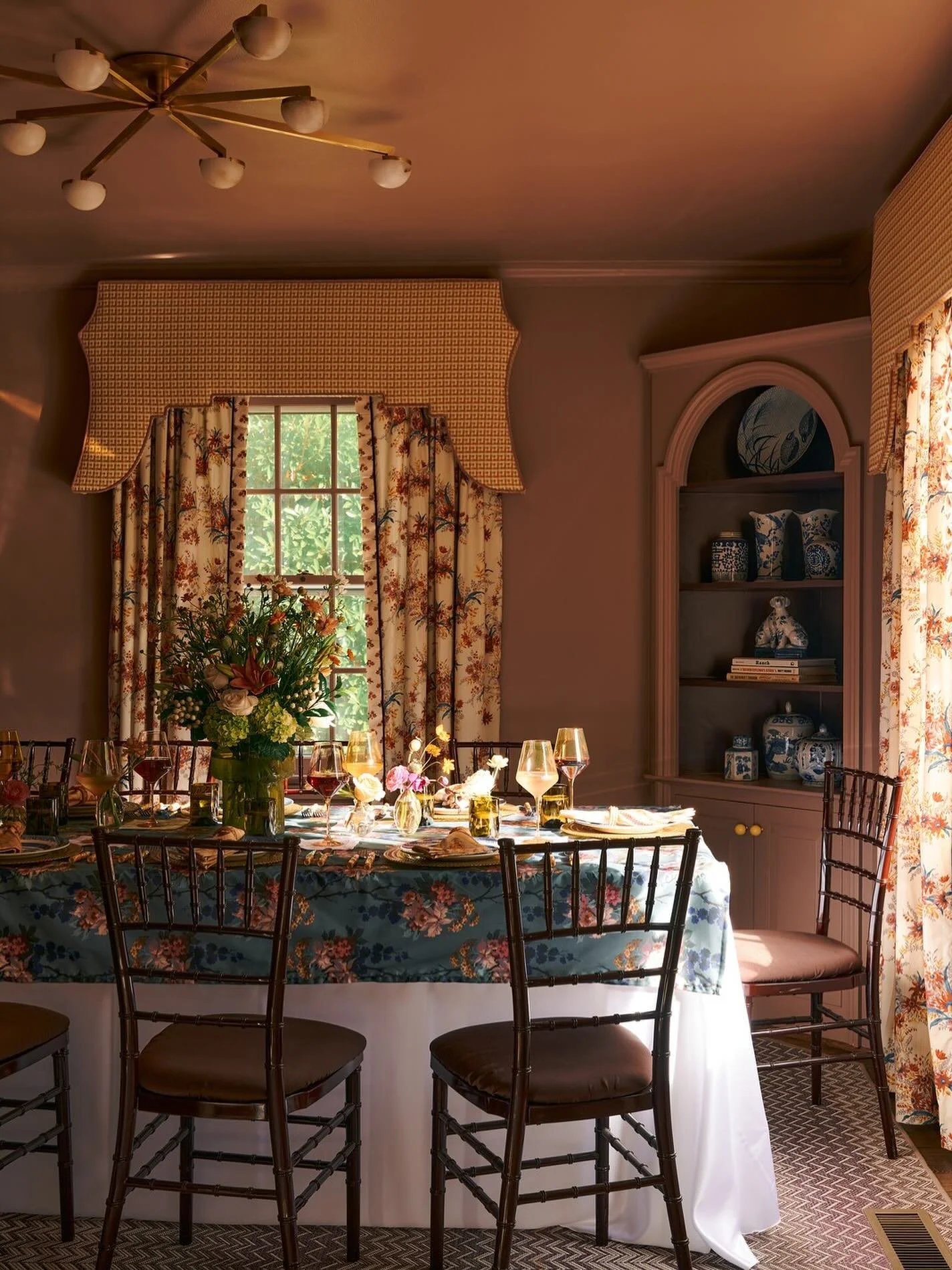 One of my favorite tables featured in @queencitymag! Picture perfect for Thanksgiving if you ask me 😊

I am taking a very limited amount of floral orders for Thanksgiving this year, please let me know very soon if you would like me to add you to our