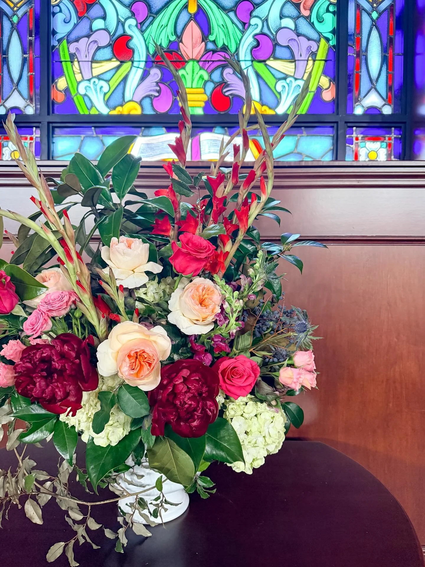 Florals to compliment a gorgeous stained glass moment ⛪️