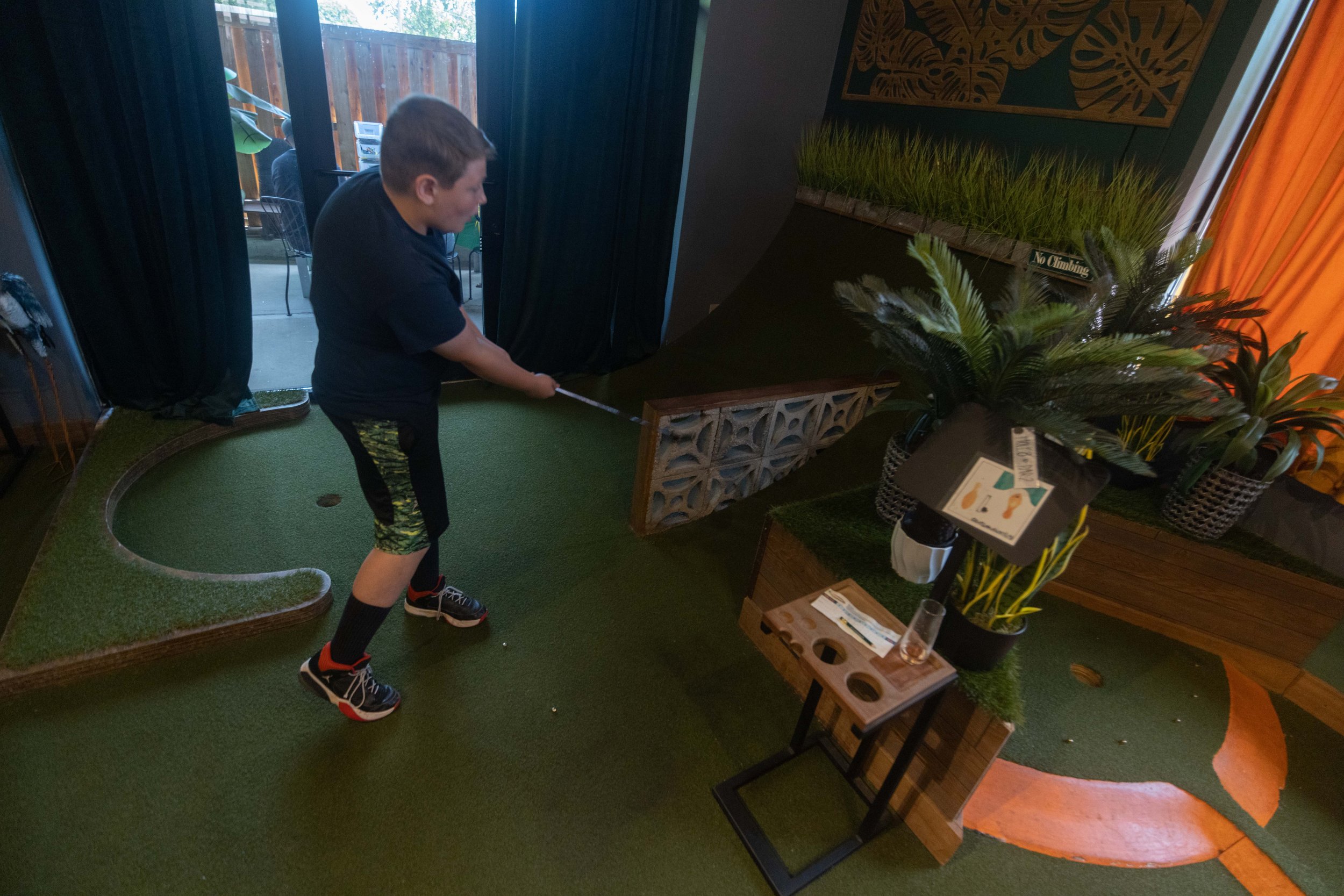  Attendee playing mini golf during Mini Golf Gathering for Grievers on 6.4.22 