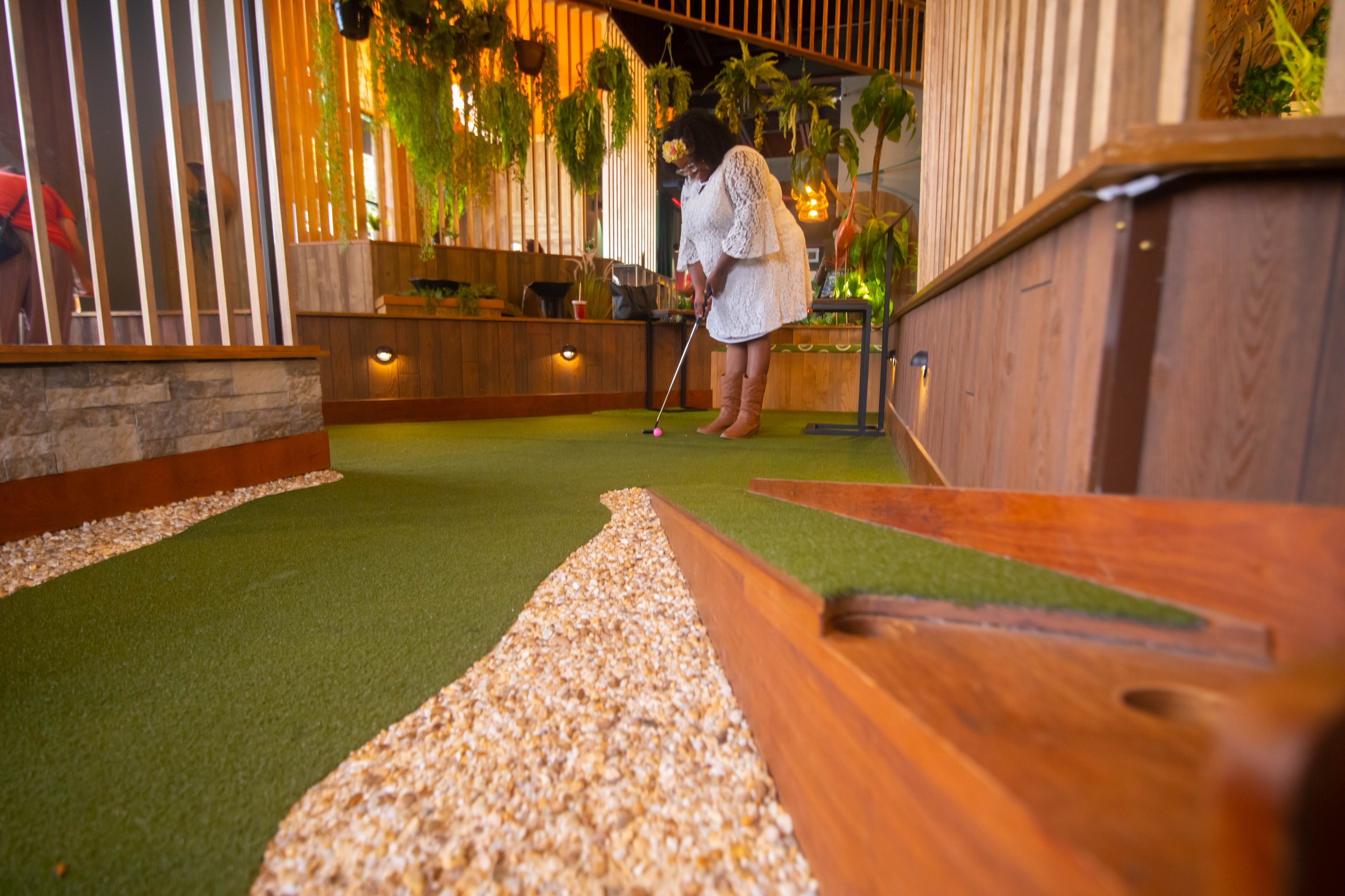  Attendee playing mini golf during Mini Golf Gathering for Grievers on 6.4.22 