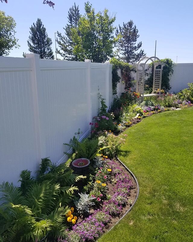 Interested in a vinyl fence?? They are durable, long lasting &amp; require minimal maintenance 👏🏼👏🏼👏🏼⁣
⁣
Give us a call at 306-270-0673 or send a message and we would be happy to discuss the quality and pricing of our vinyl fences!