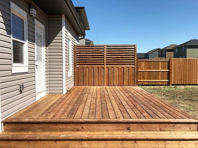 Happy long weekend everyone 🙌🏼 We wrapped up this deck &amp; fence project just in time for the weekend to begin - Cheers! 🍻