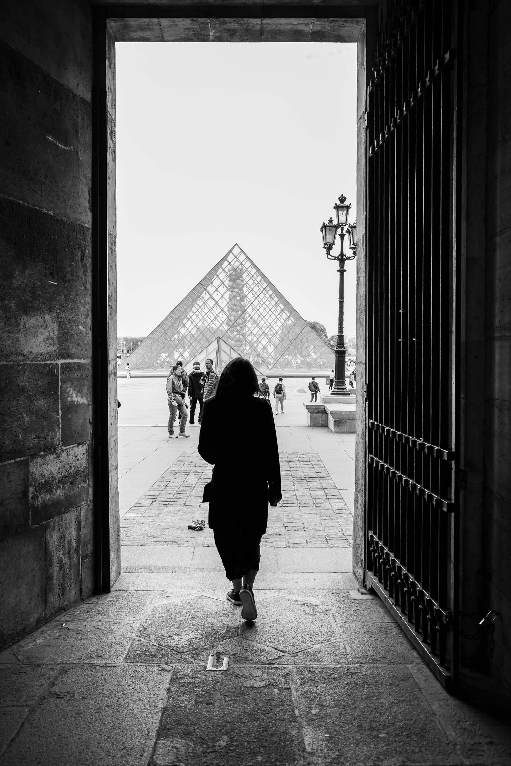 Black and White photo in Paris, taken on Fujifilm X100V by Rob Swan