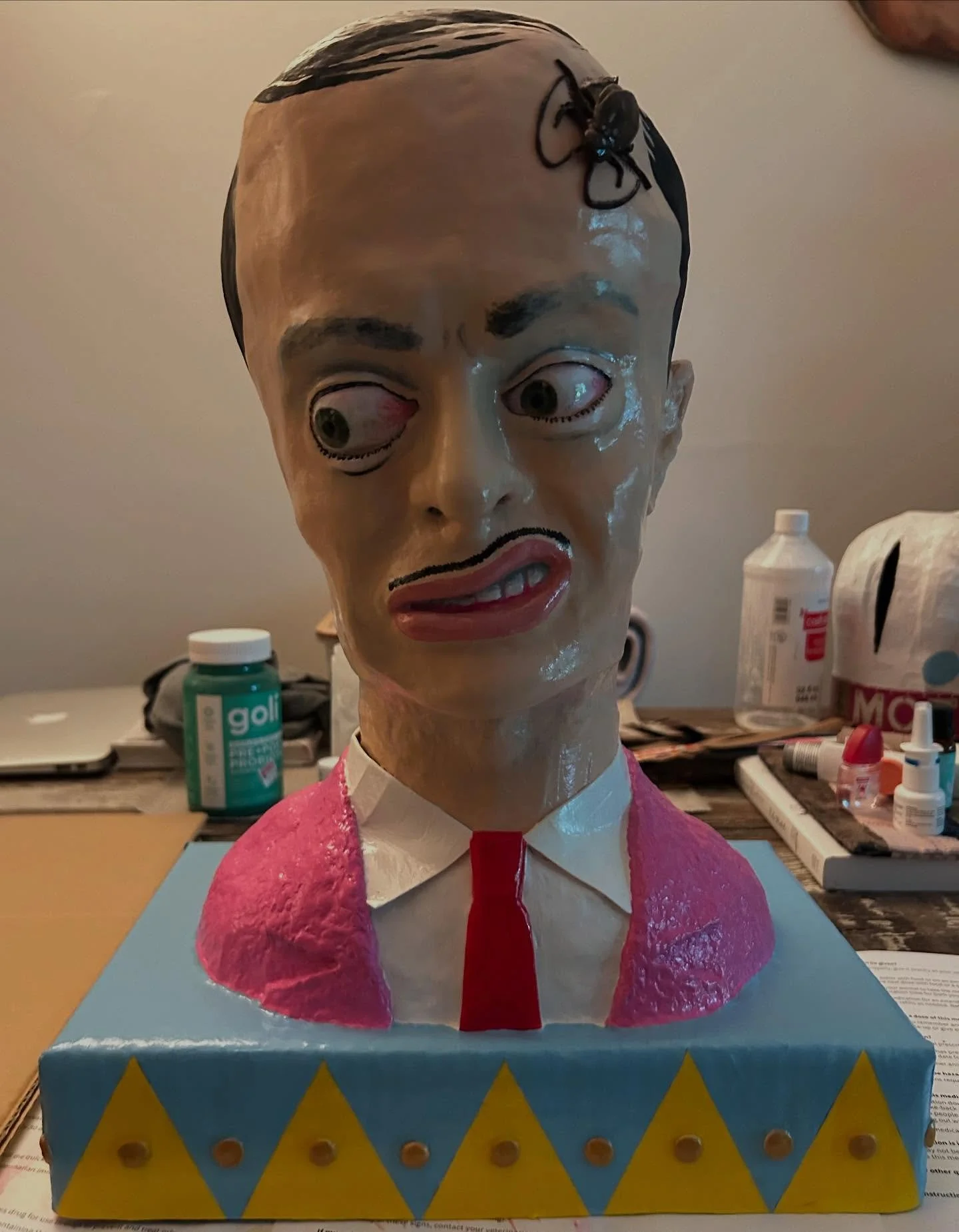 Almost. Papier-m&acirc;ch&eacute;s bust of John Waters. (2025)
#johnwaters #johnwatersfilm #divine #edithmassey #baltimore #popeoftrash #pinkflamingos #art #paper #papercraft #papercraft #papierm&acirc;ch&eacute; #papiermach&eacute; #papiermache #pap