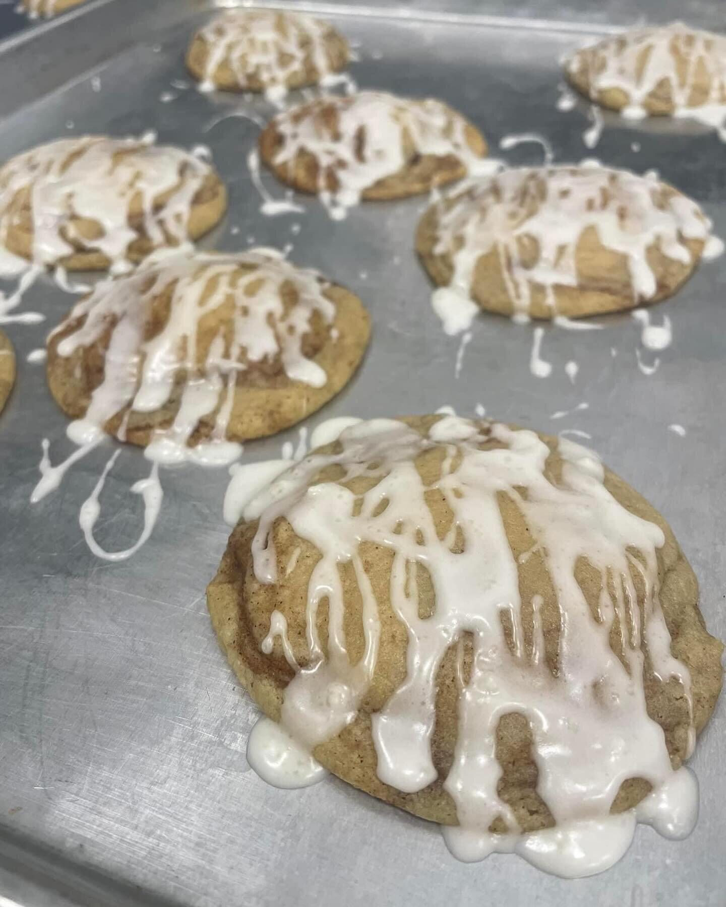 Fresh batch of Cinnamon Roll cookies just dropped😎Open til 8, see you soon!
