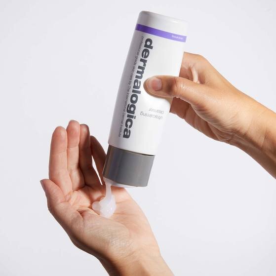 UltraCalming-Cleanser_Model_559x559.jpg