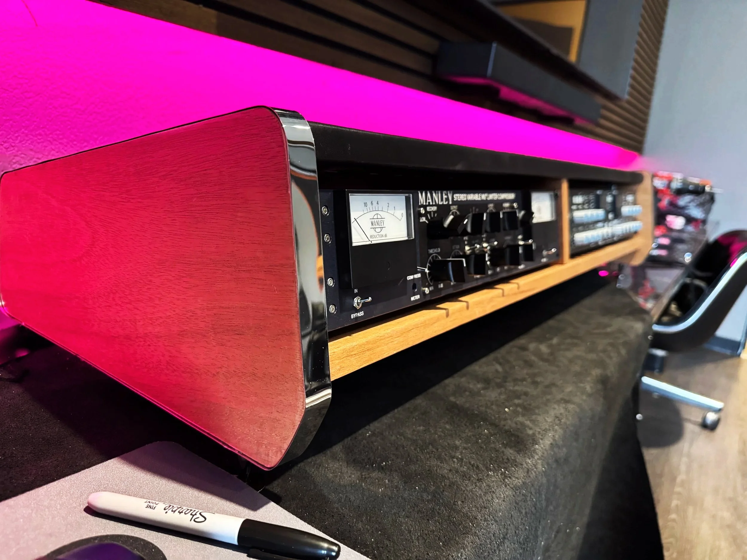 LIMITED EDITION: Iconica Desktop Gear Rack