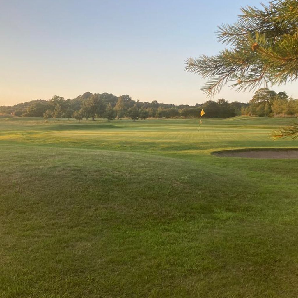 Remembering sunnier days 😀 take care on the roads if you&rsquo;re visiting today. Excellent drainage means where open rain or shine ⛳️ 🌧️ ☔️ 

#golf #golfcourse #golfclub #green #halfpenny #drivingrange #payasyouplay #wolverhampton #birmingham #dud