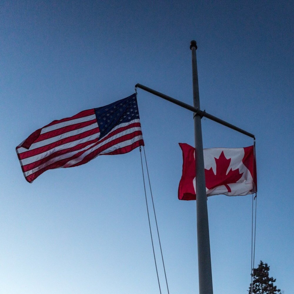 Les drapeaux américain et canadien au coucher du soleil.jpg