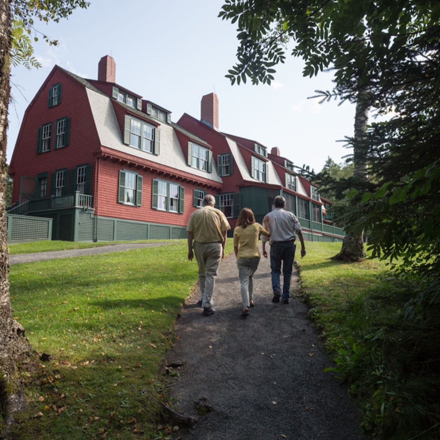 trois personnes s'approchent du Roosevelt Cottage.jpg
