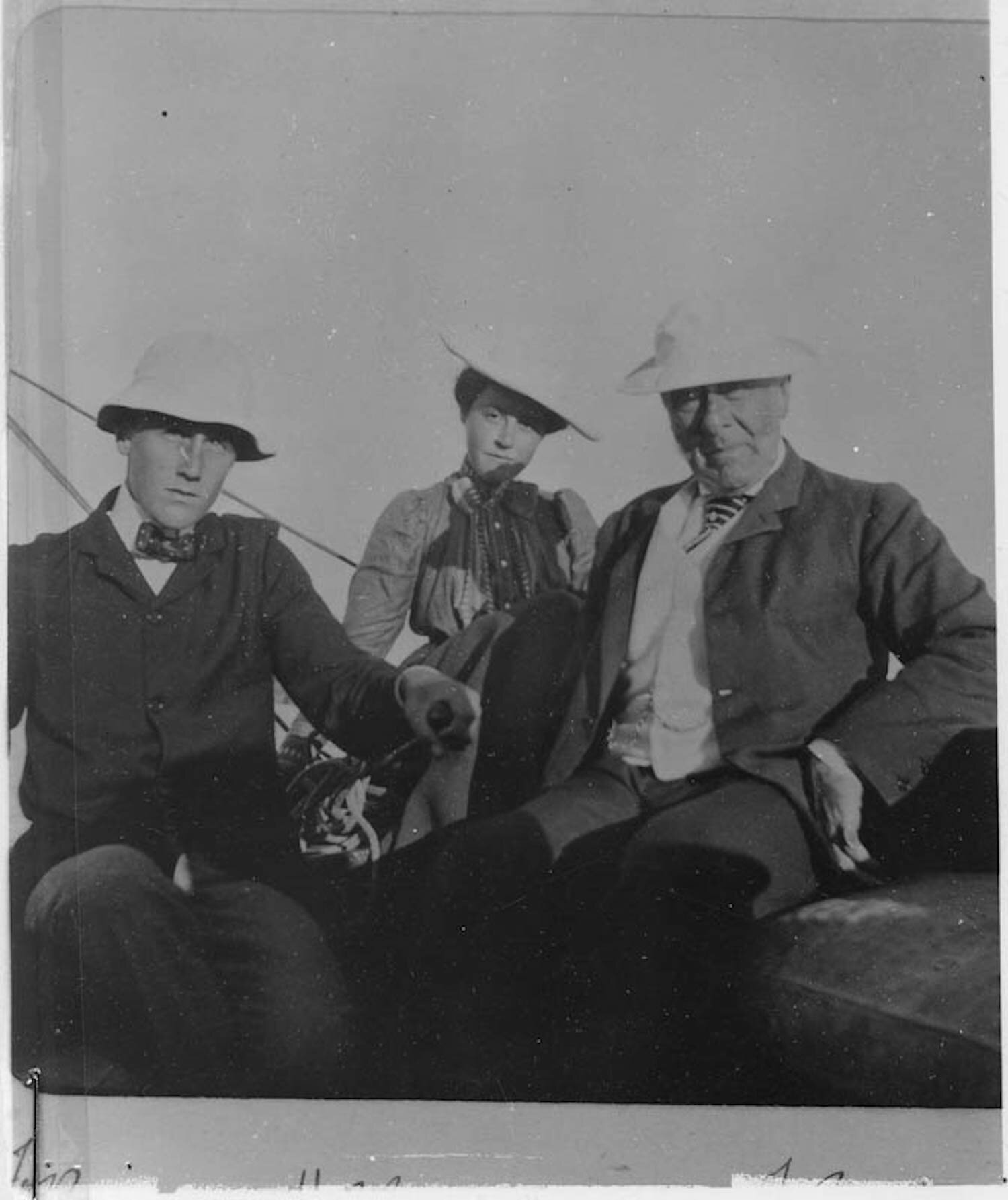 Franklin D. Roosevelt, son père James Roosevelt et Helen Roosevelt Robinson sur la "Nouvelle Lune" à Campobello (1899)