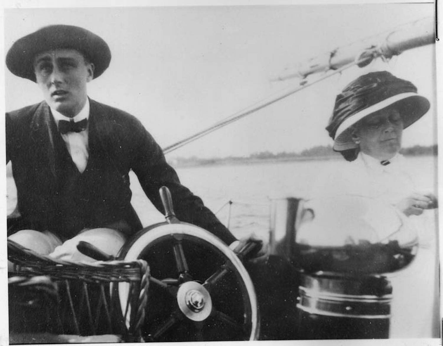  Franklin D. Roosevelt naviguant avec Sara Delano Roosevelt à Campobello (1904)