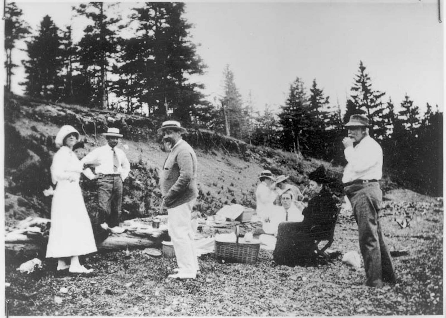  Franklin D. Roosevelt with Sara Delano Roosevelt and Eleanor Roosevelt in group shot in Campobello, New Brunswick, Canada. (1906)