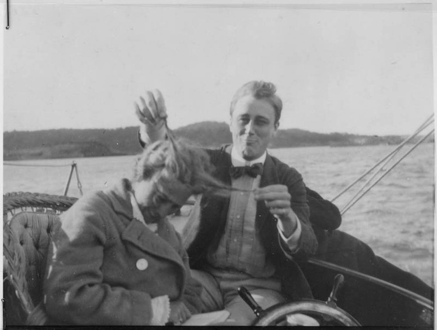Franklin D. Roosevelt naviguant avec son cousin Jean Delano à Campobello, Nouveau-Brunswick, Canada (1910)