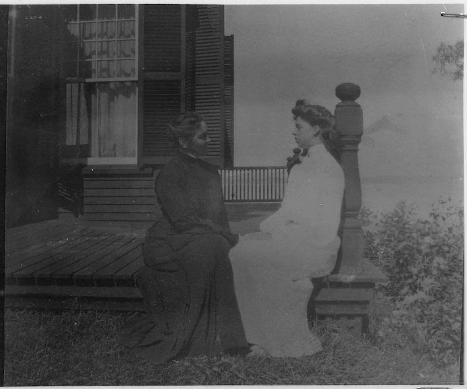 Eleanor Roosevelt et Sara Delano Roosevelt sur le porche de la résidence d'été de James et Sara Roosevelt sur l'île de Campobello, Nouveau-Brunswick, Canada. (1904)