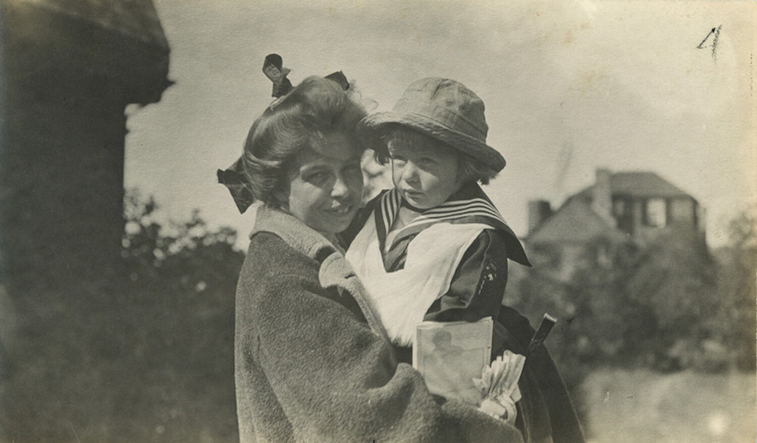 Eleanor Roosevelt tenant son fils, Elliott, près de leur maison familiale à Campobello, au Nouveau-Brunswick. Cette photo a probablement été prise par Franklin D. Roosevelt. (1913)