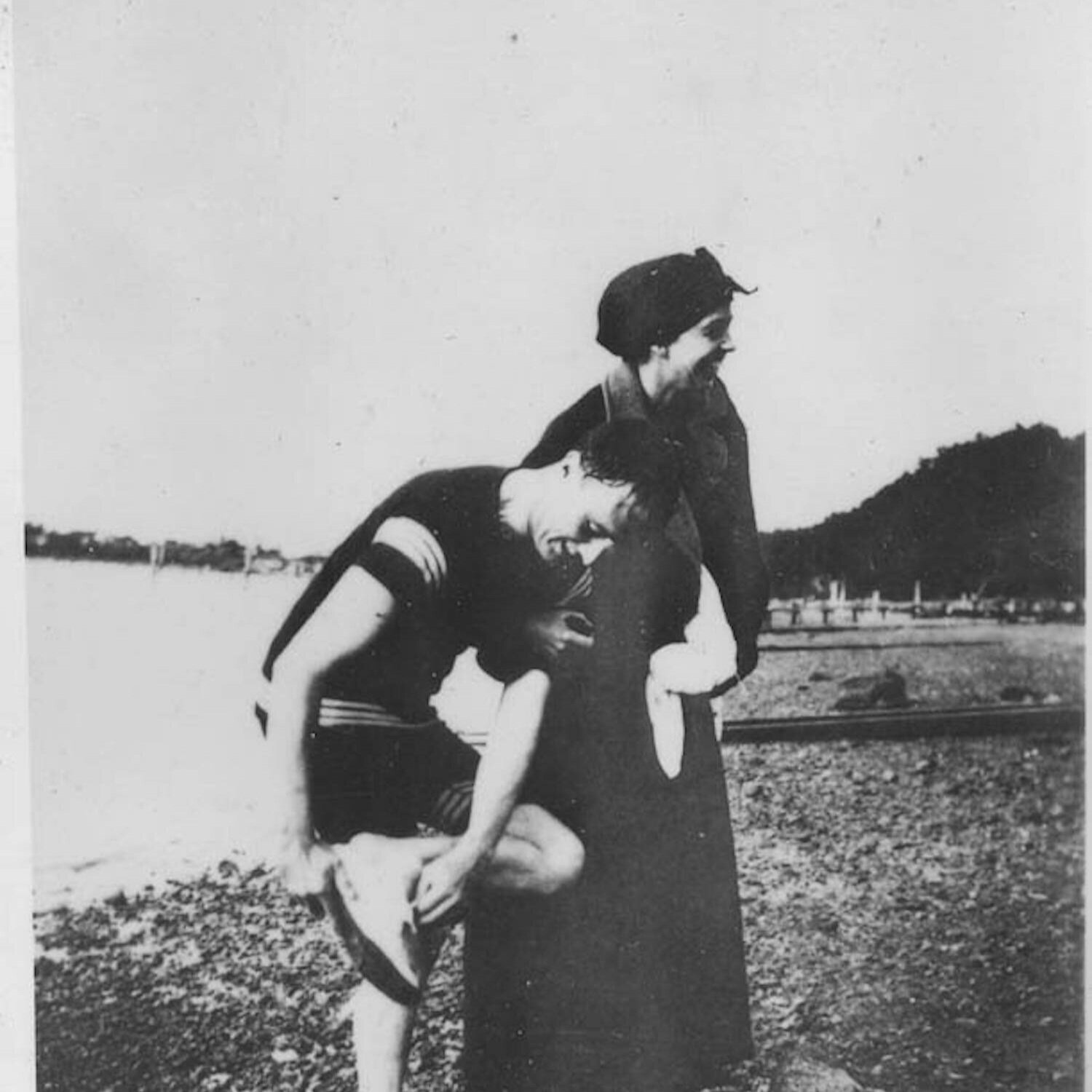 Franklin D. Roosevelt and Eleanor Roosevelt on the beach in Campobello. (1920)