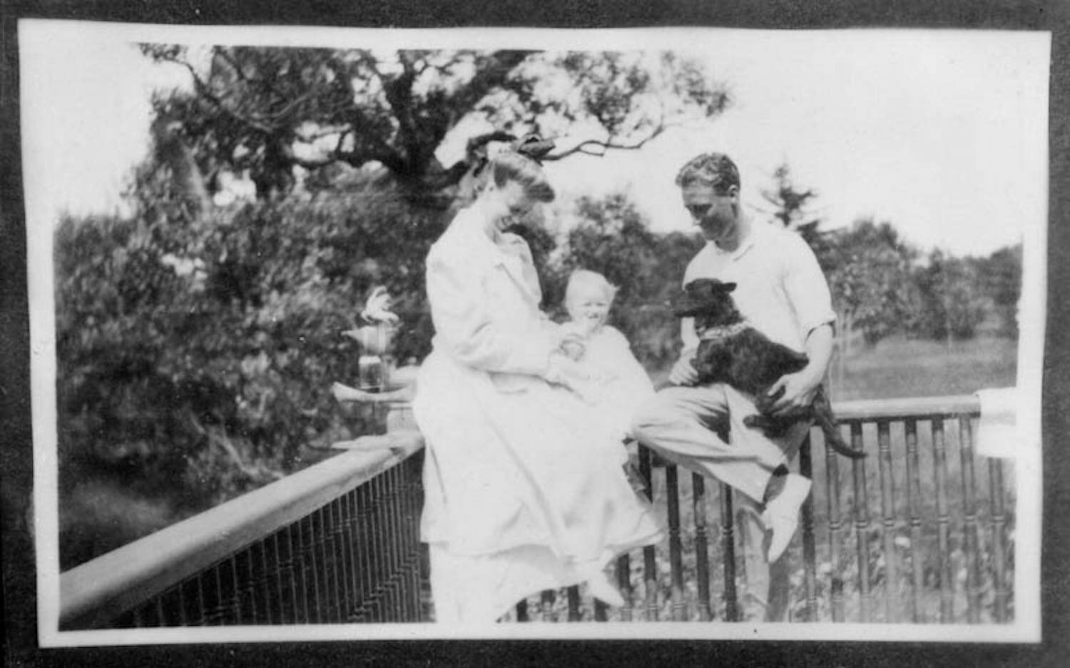 Franklin D. Roosevelt et Eleanor Roosevelt avec Anna, la petite fille, et le chien "Duffy" à Campobello, Nouveau-Brunswick, Canada. (1907)