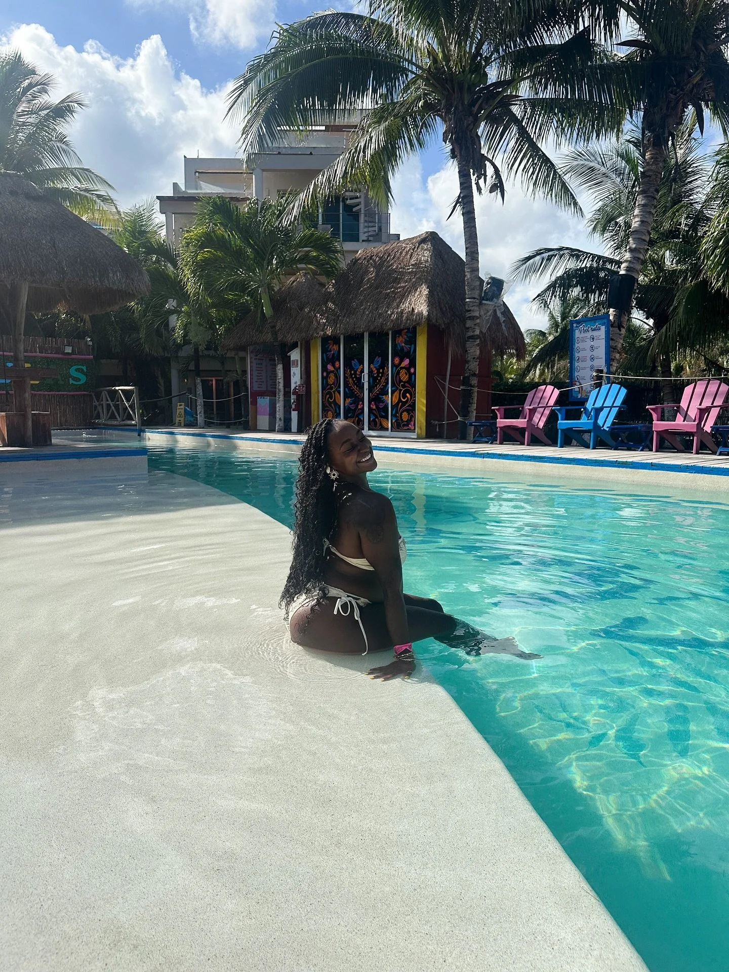 a week ago i was living my best life cruising with @carnival 😌

1. there were so many pics I loved but this one is gorg
2. selfies at sea
3. towel animal relaxing with my @thebestmanbooks pillow cases
4. the onboard library came through with @random