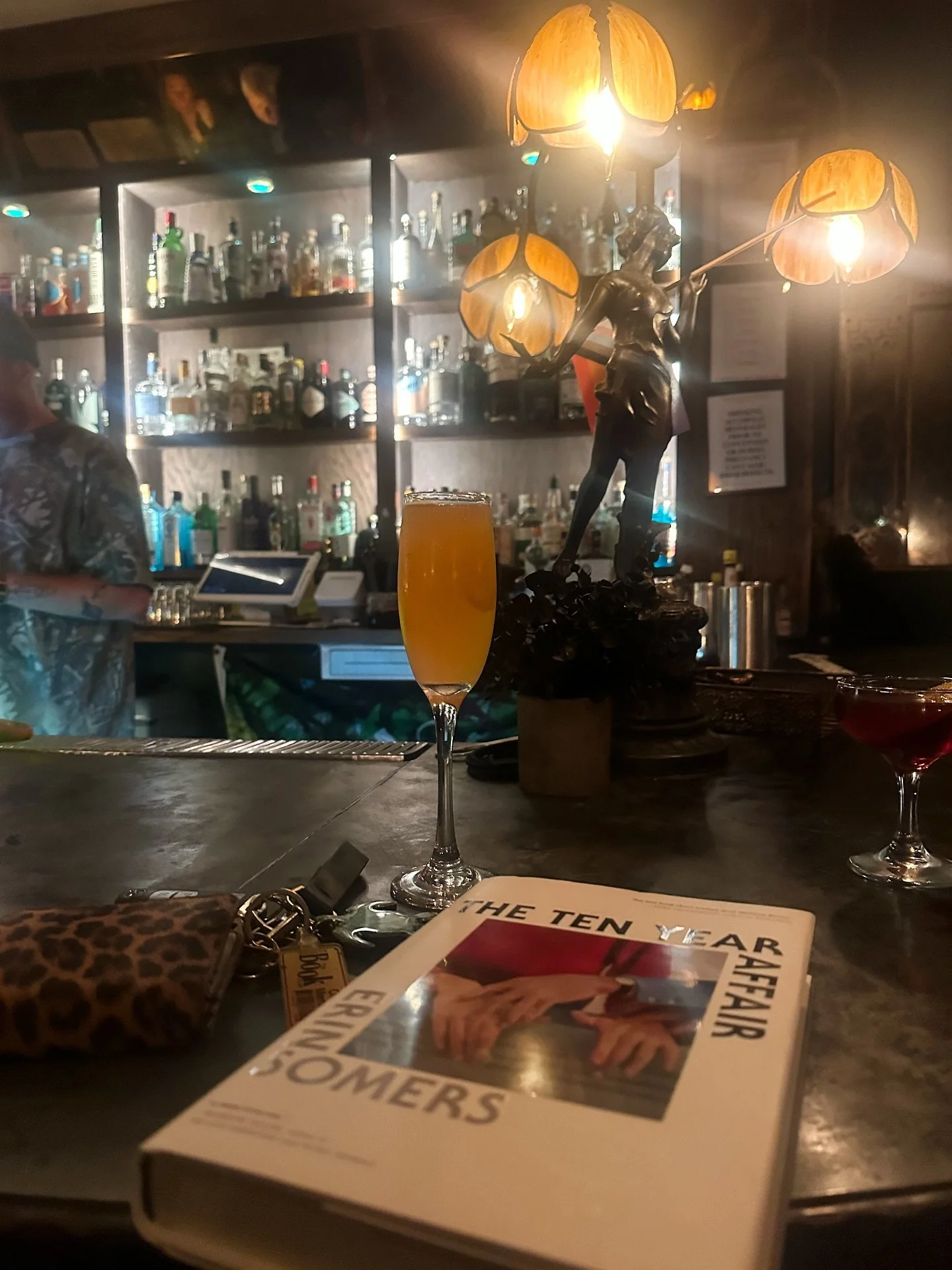 sweet little moments from the weekend because I started &lsquo;The Ten Year Affair&rsquo; by Erin Somers and ventured in to a new-to-me cocktail bar called @darlingsbar 🙂&zwj;&harr;️ 

what are yall reading? what new-to-you spots have you explored l