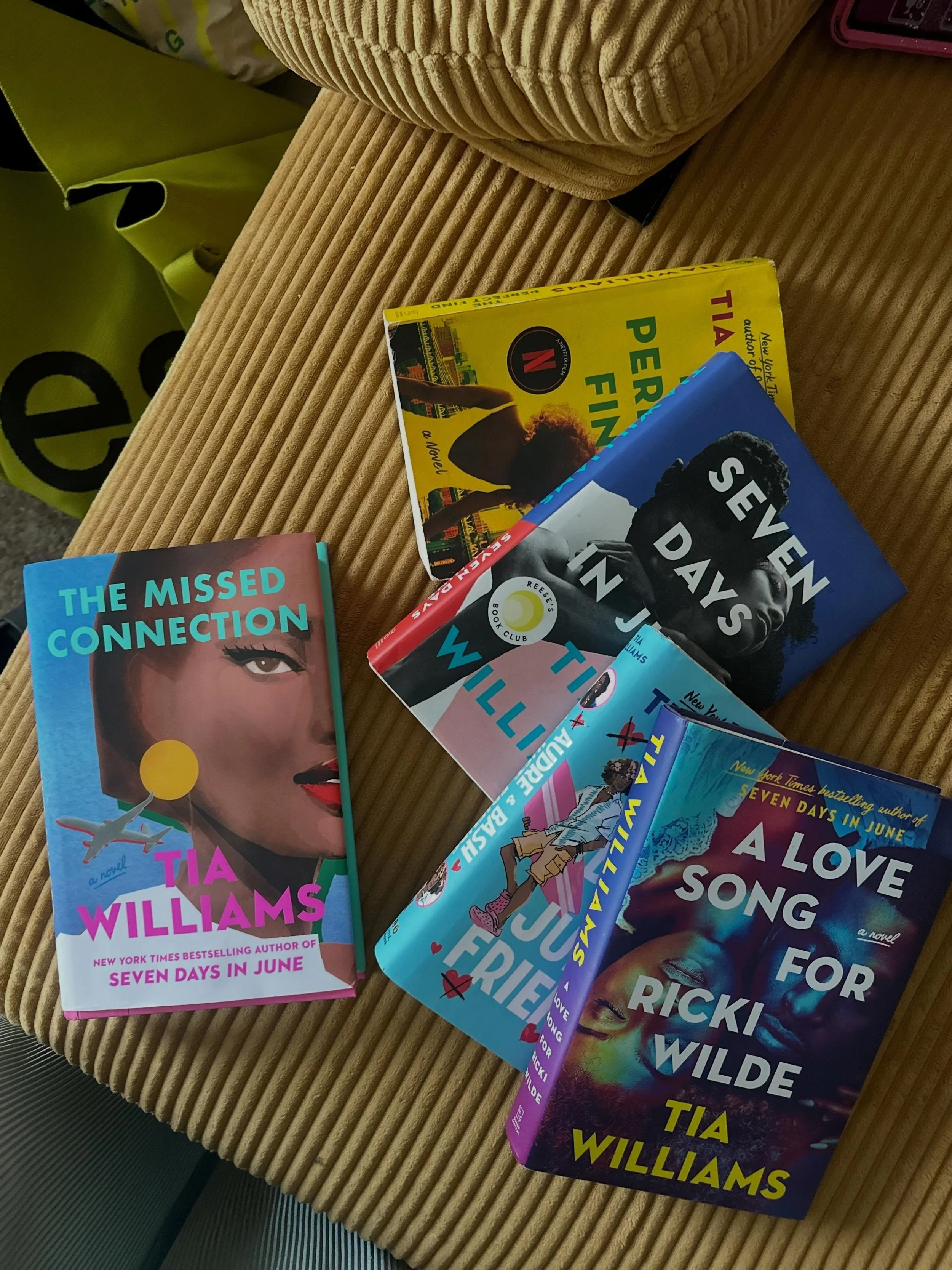 show me you&rsquo;re a @tiawilliamswrites fan 🤭💕🩵 happy pub day to THE MISSED CONNECTION! she&rsquo;s officially up next on my reading list.

#introtoeclecticism #blackbookstagram