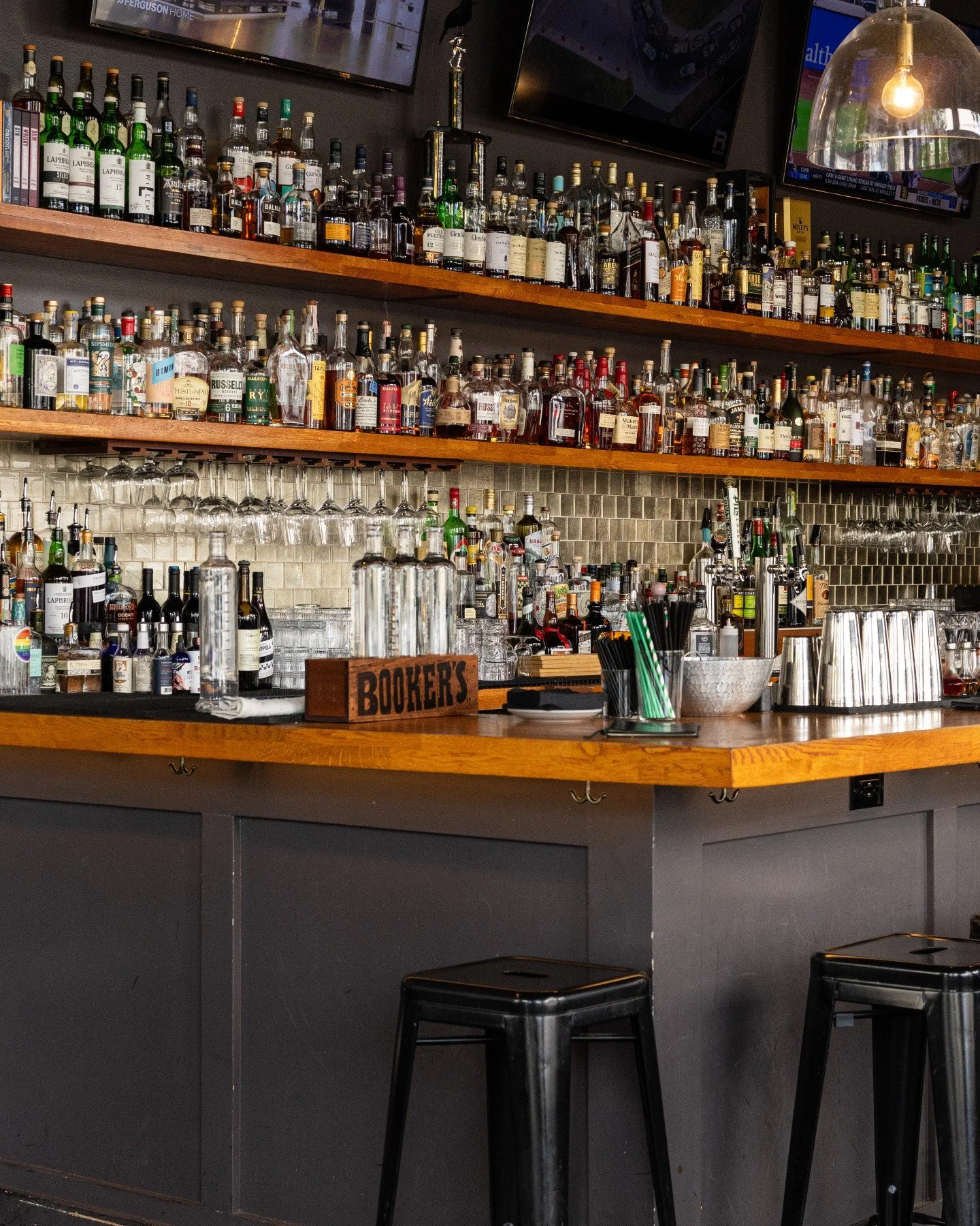 You do not need much of a plan to end up at Town Tavern. Meet a friend, grab a drink, order some food, and see where the evening goes. Stop by Park Street and hang out.

#TownTavern 
#DowntownAlameda 
#BayAreaFoodie 
#CraftCocktails 
&ndash;&ndash;&n