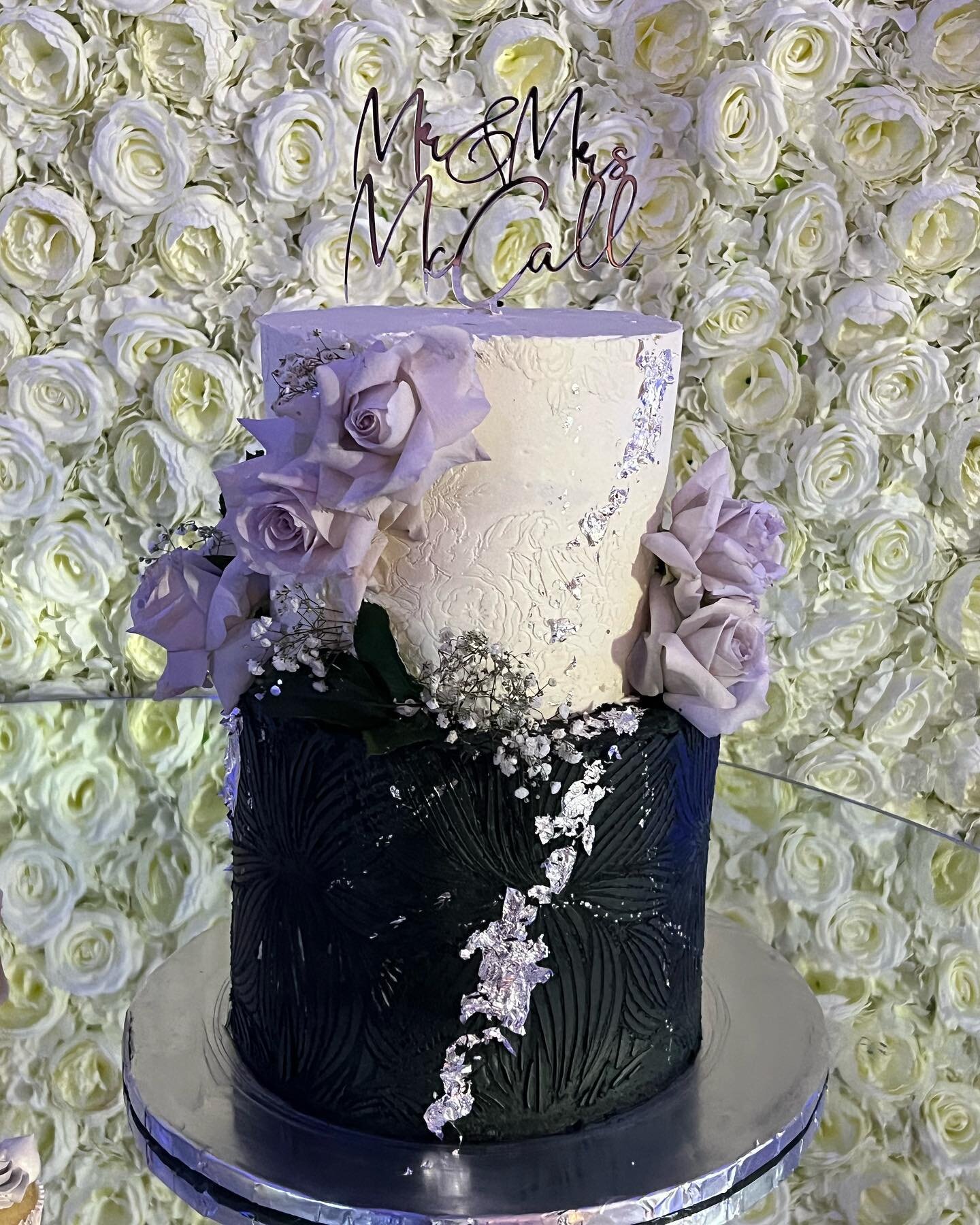 When your god mommy asks you to make your wedding cake you drive 1000 miles sho up and sho out! Thank you @kmcknight_dickson for allowing me to be apart of your special day! I feel so honored to make your wedding cake! Congratulations and I love you 