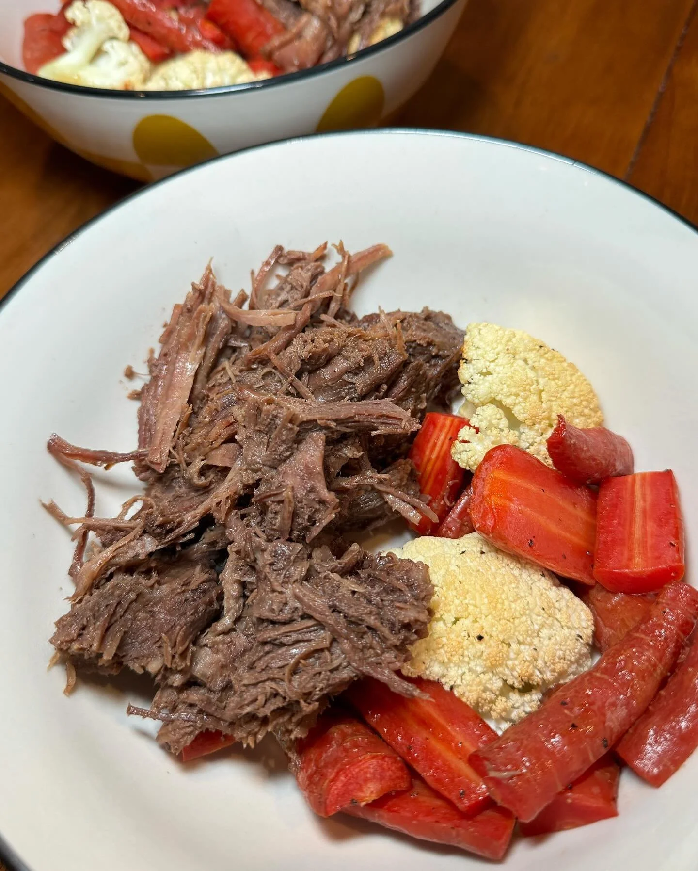 Everyone’s favorite easy dinner: chuck roast 🤤 
Preheat oven to 325°
Generously season both sides of your chuck roast with @redmondrealsalt (you can add more spices if you like)
Quality is everything — get a grass fed / regenerati