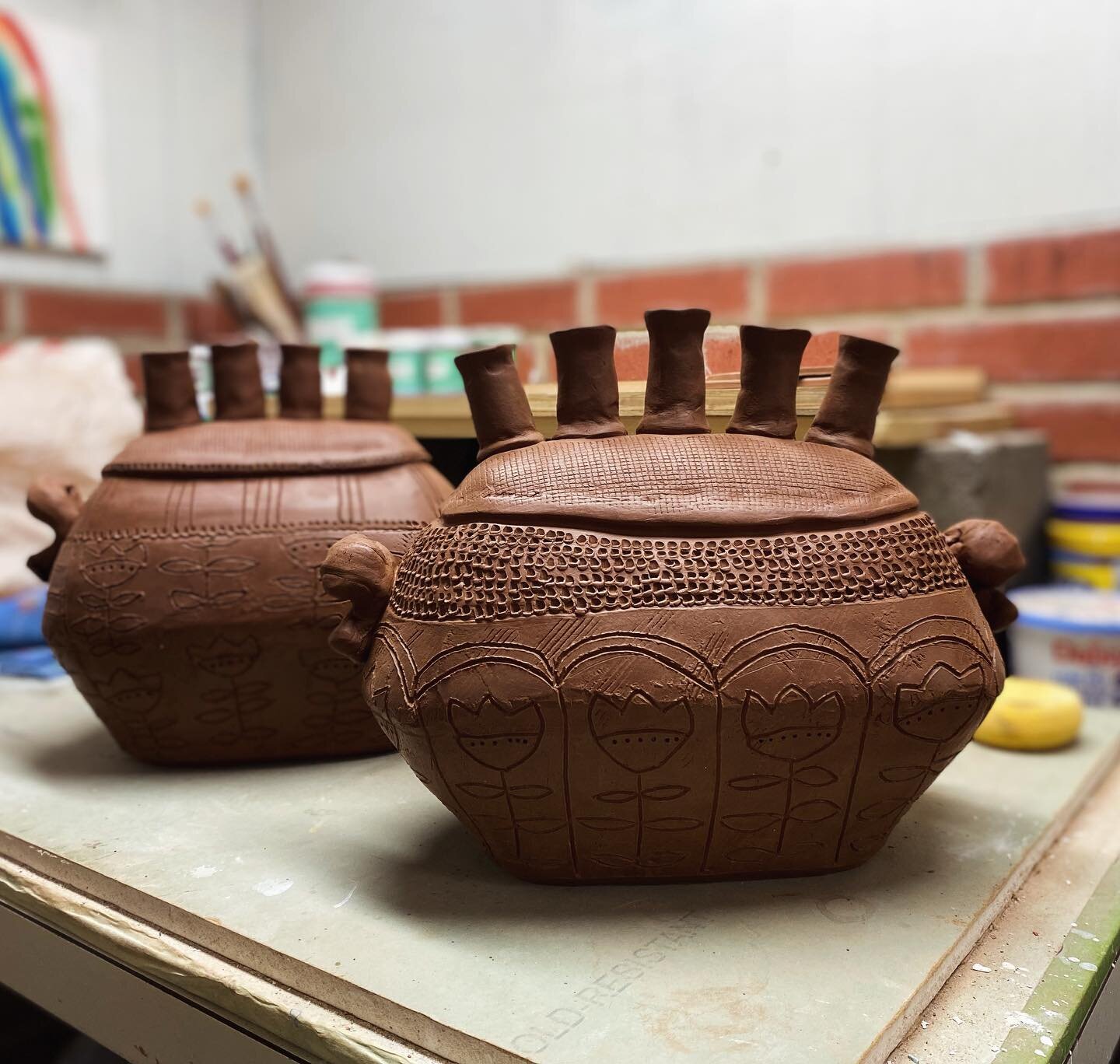 Tulip Vases 

&yen;&yen;&yen;

Im happy with how these are turning out. I like the shortened oval shape. I imagine my friend @farmhandfarm filling them with her tulips this summer. I like carving at this hardness. It feels like chocolate and the colo