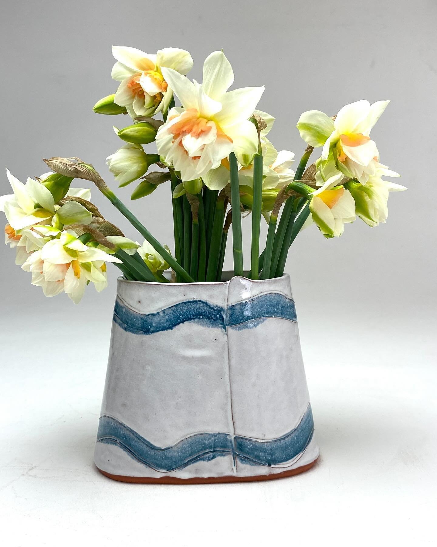 You All! Look at how cute you could style these vases with flowers!! We got vases for you, we got flowers for you, and we&rsquo;ve got a local delivery option for you! Shop the link if you want Gratitude Ceramics to 💯 handle your Mother&rsquo;s Day 
