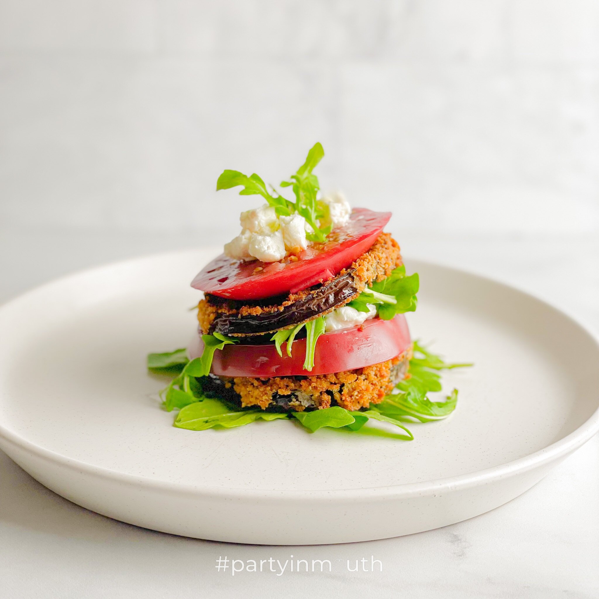Torre de Ensalada Napoleón con Berenjena Frita