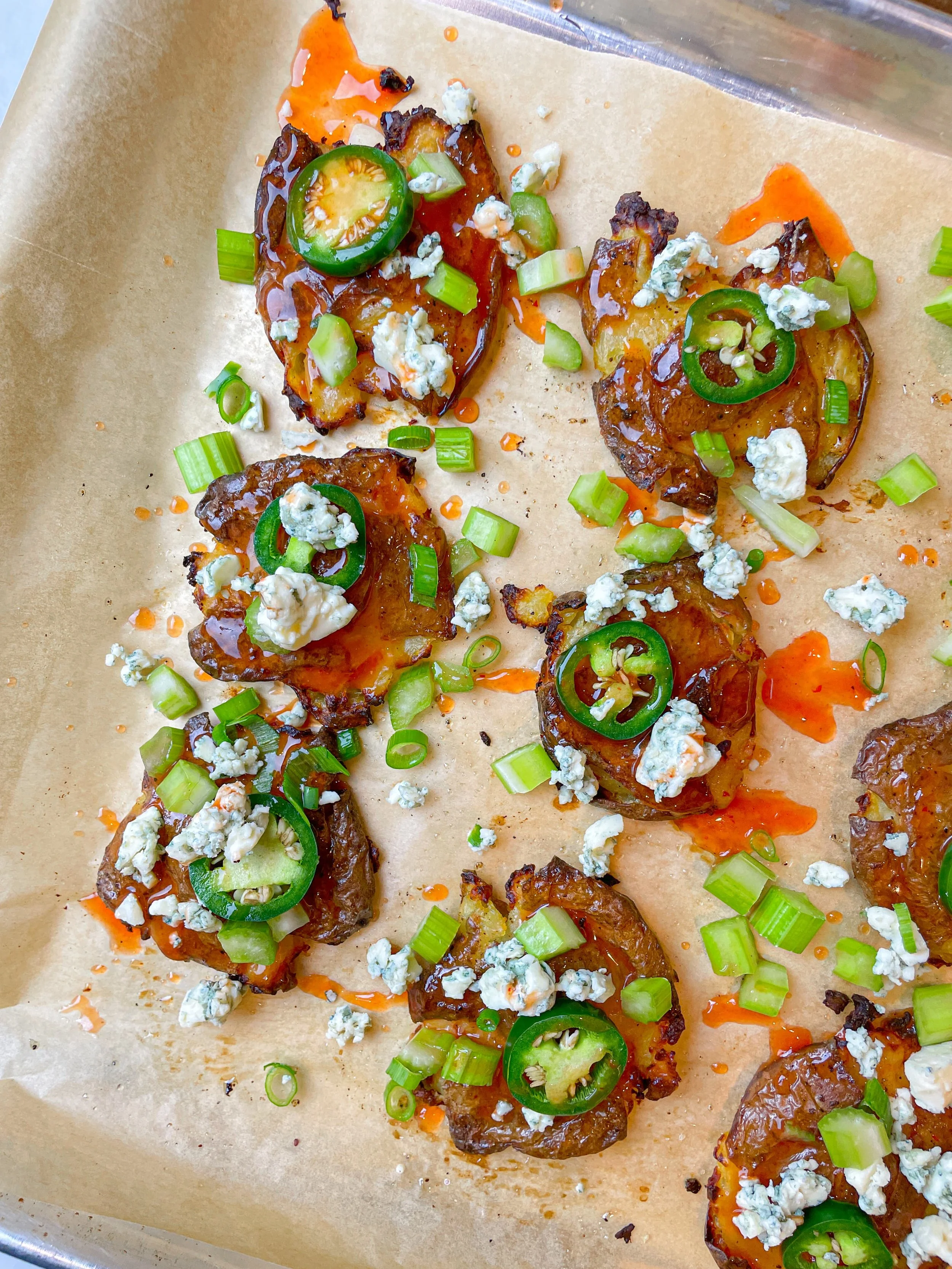 Papas Buffalo Crujientes y Picantes con Queso Azul y Jalapeño