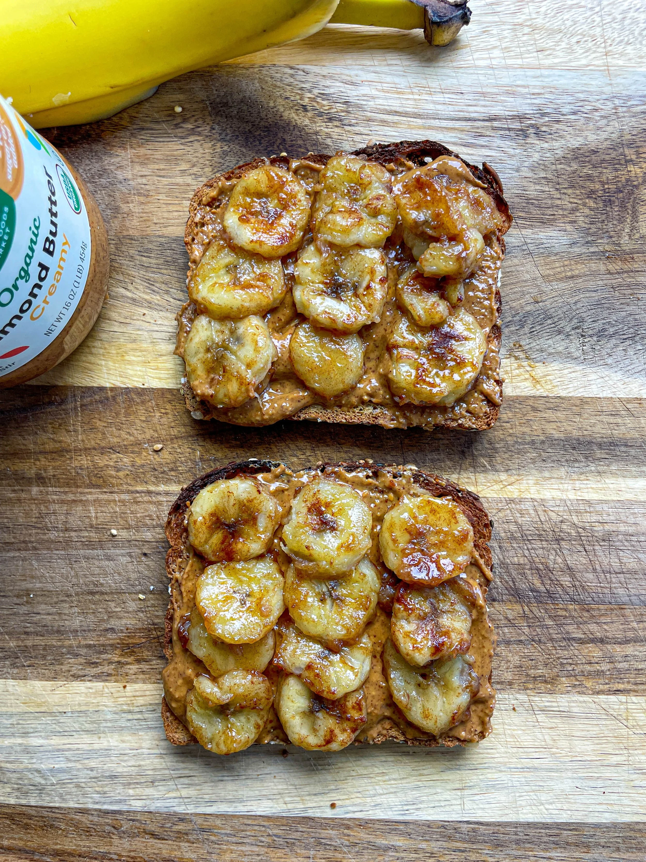 Tostada de Plátano Foster y Mantequilla de Almendras