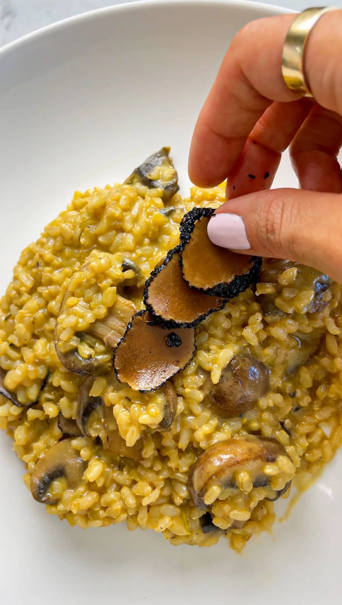 Risotto Cremoso de Arroz Integral con Champiñones Portobello y Trufa Negra