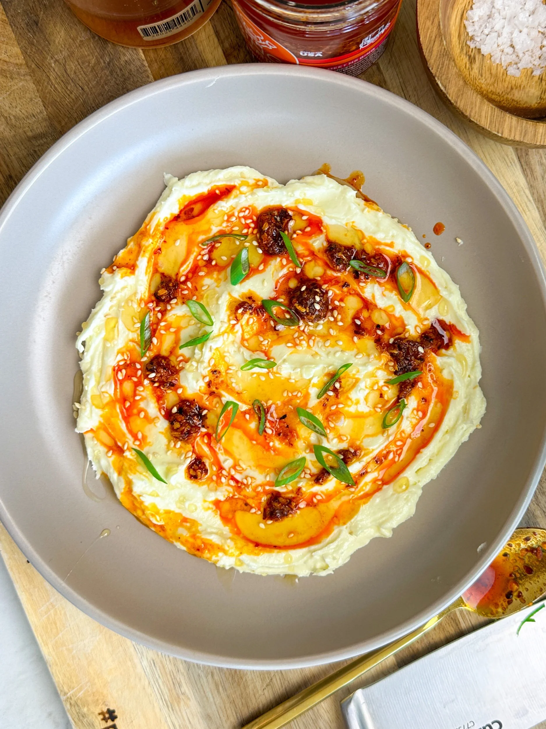 Queso Brie batido con aceite de chile picante, miel y semillas de sésamo tostadas