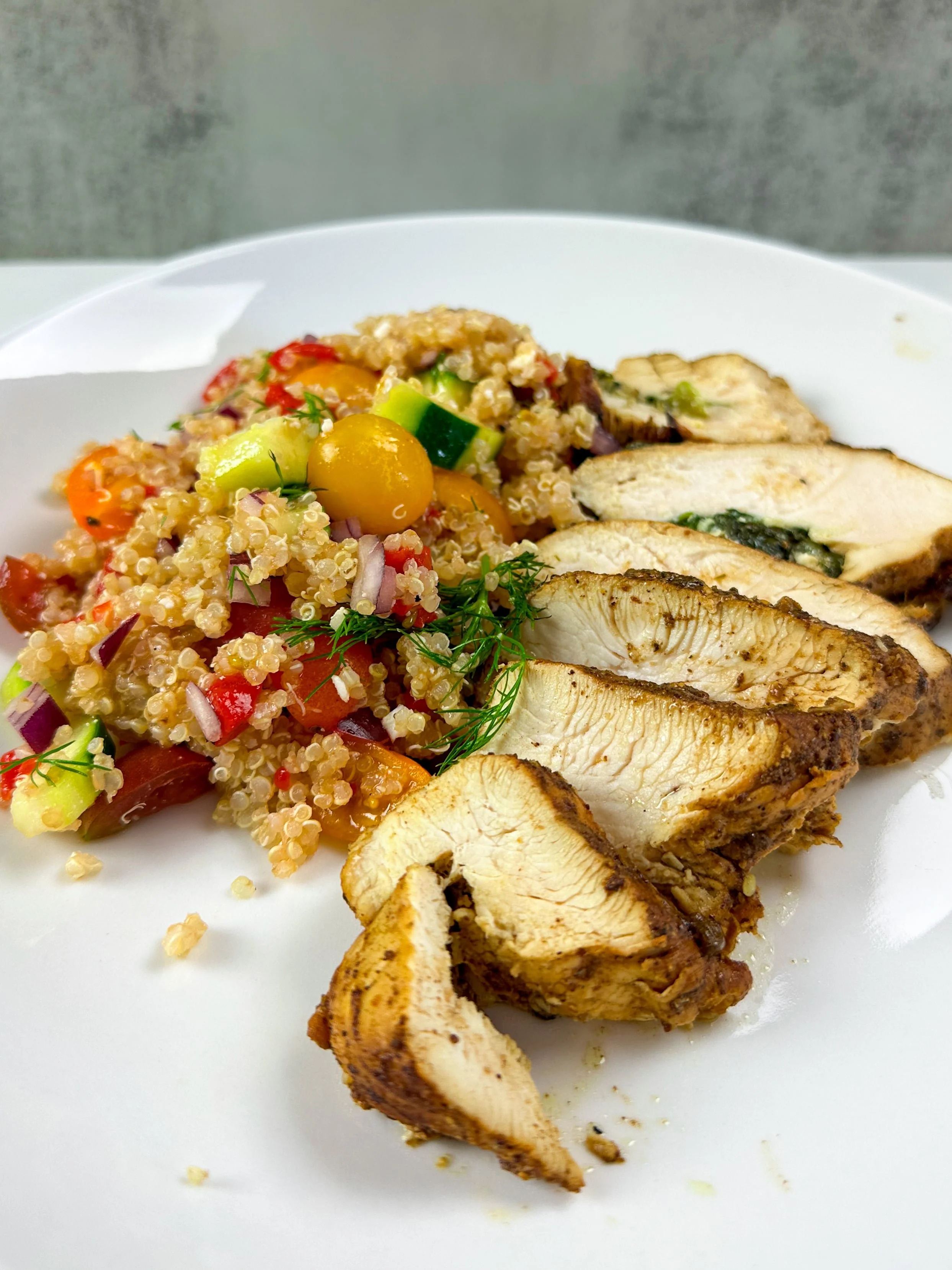  Preparación de comidas: pechugas de pollo rellenas de espinacas, queso feta y jalapeño con ensalada picante de quinua