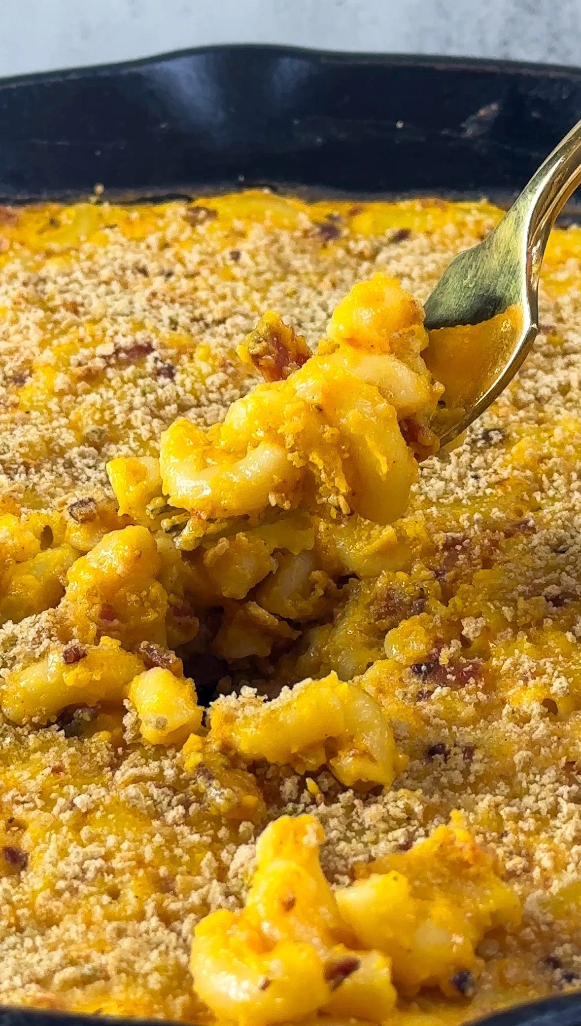 Macarrones con queso, calabaza y queso cheddar y tocino