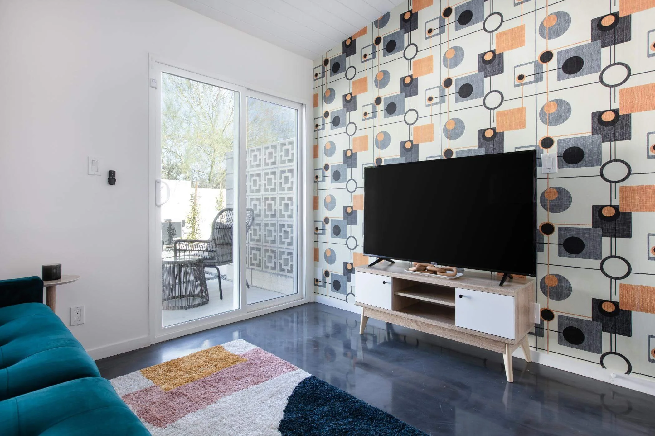 retro wallpaper tv room