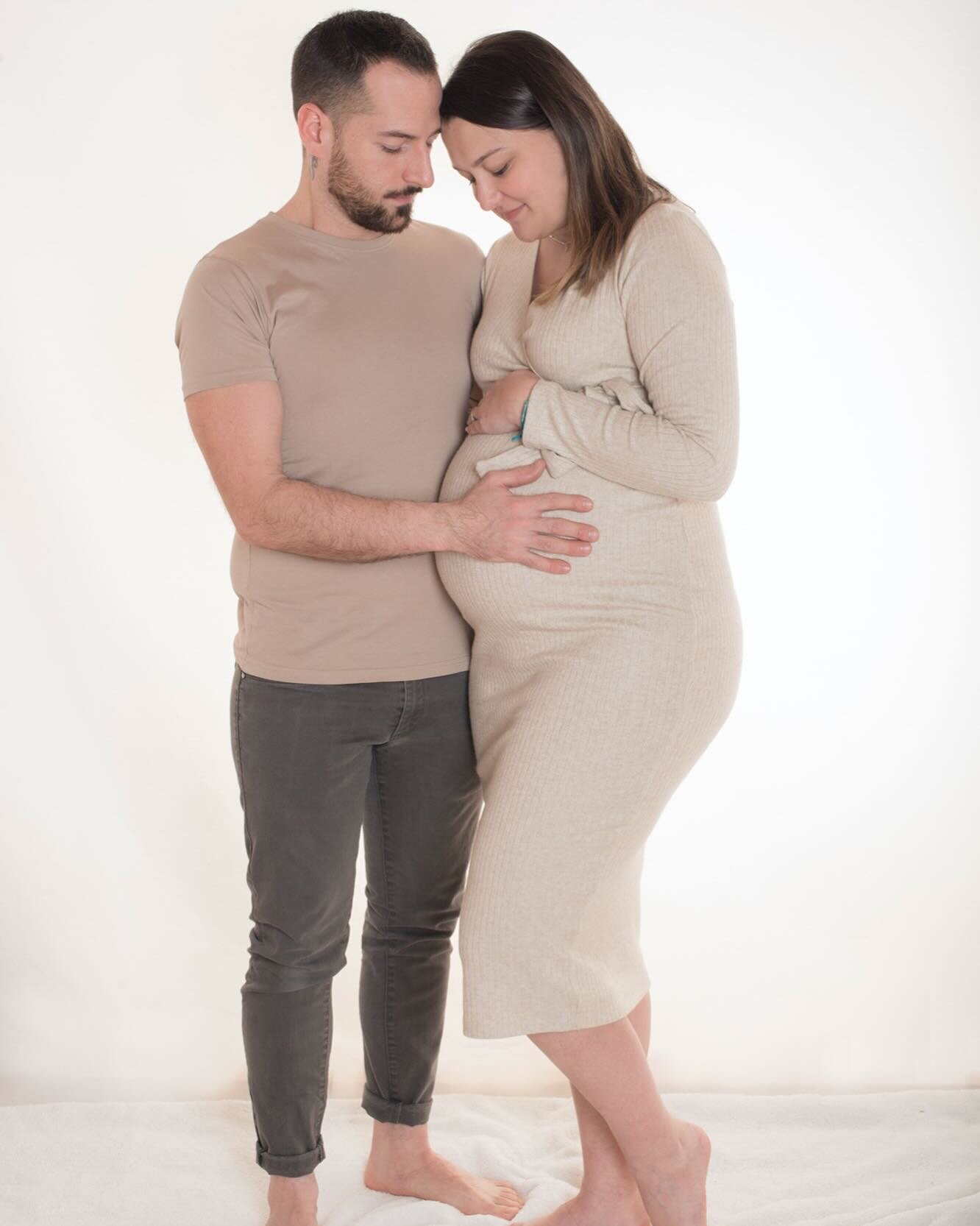 Piccole, dolci carezze ✨ #maternity #motherhood #motherhoodrising #babybump #momtobe #gravidanza #maternit&agrave; #family #fotografomaternit&agrave; #fotografofamiglia